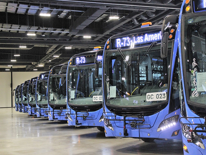 Mercedes Benz entrega más autobuses al trasporte público en Mérida